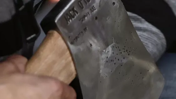 Investigan el ataque a un hombre que fue golpeado con un hacha en la cabeza