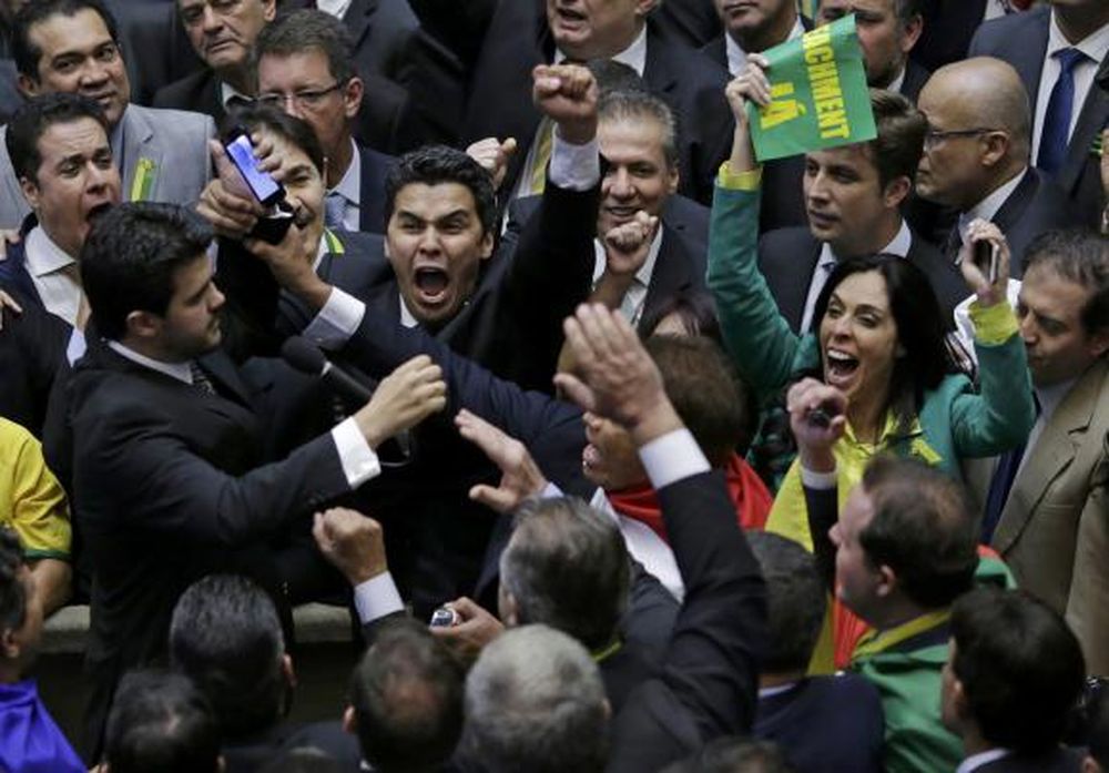 Aprueban que siga el proceso a Rousseff