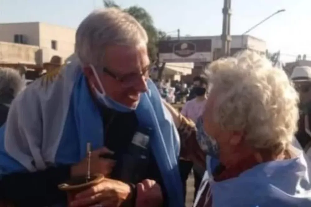 Un intendente santafesino participó de la marcha del lunes y tiene coronavirus