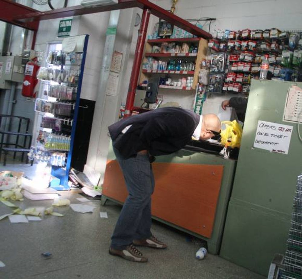 Roban $27.000, 2 netbooks y 8 celulares de un Átomo