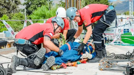 Diario de Cuyo | PARTICIPACIÓN. Personal de Protección Civil y de Bomberos de la Policía de San Juan participaron del simulacro de rescate en altura que se realizó en el departamento Jáchal.