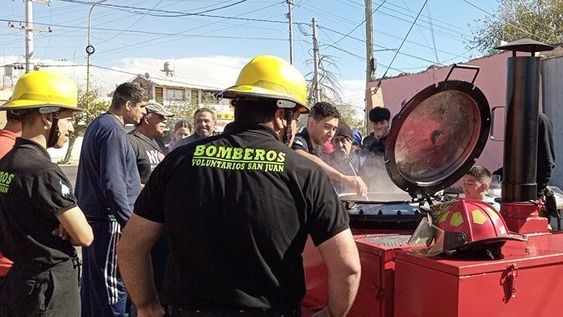 PREVIO. Bomberos Voluntarios de Chimbas compartieron un locro con vecinos en la previa del festejo de su día.