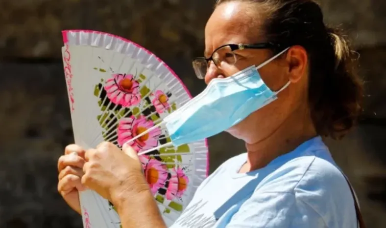 Tapabocas y golpe de calor: cómo cuidarse este verano