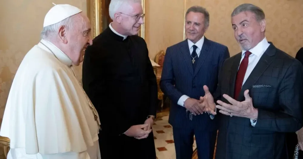 El divertido video del papa Francisco “boxeando” con Sylvester Stallone en el Vaticano