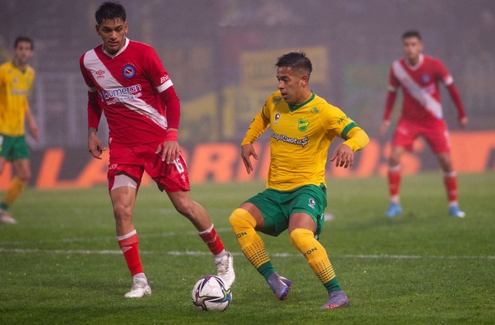 Defensa sorprendió a Argentinos y clasificó