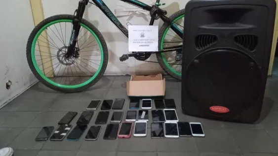 Le allanaron la casa y encontraron 25 celulares robados: terminó preso