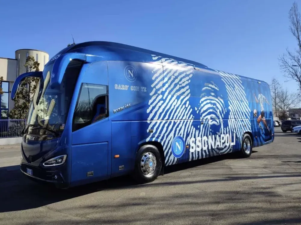 Napoli y un nuevo homenaje a Maradona: presentaron el micro que llevará al equipo