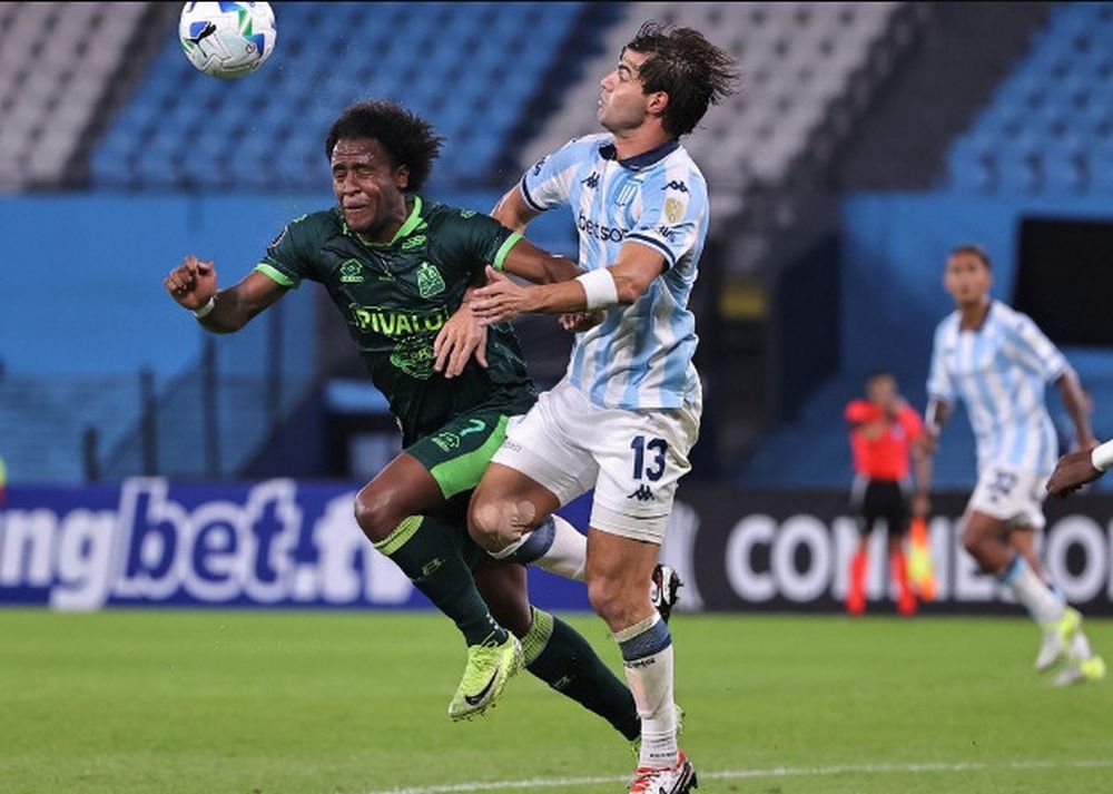 LA PERMEABILIDAD  DEFENSIVA de Racing fue aprovechada por los colombianos, que acertaron en las contras.