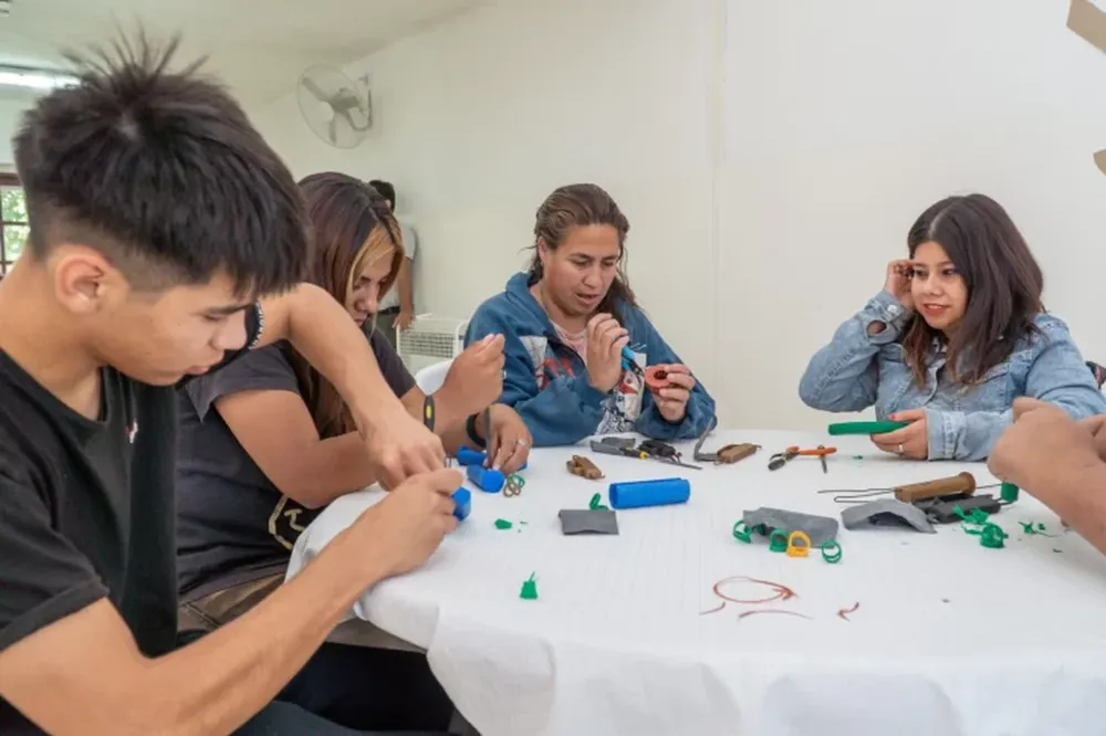 Alumnos con dicapacidad y de una escuela secundaria de Angaco fabricaron elementos para mejorar la calidad de vida de pacientes con artritis.