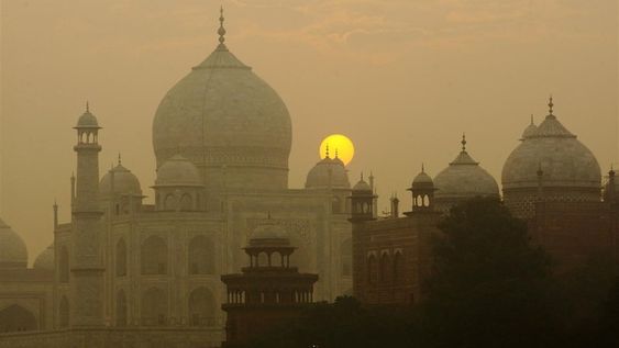 Una tormenta de arena mata a un centenar de personas