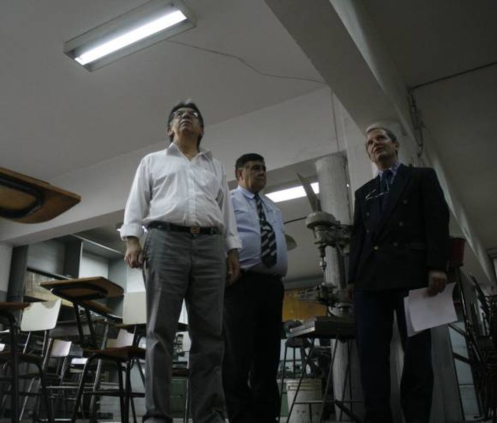 Alerta en la EPET Nº 4 por  fisuras que tiene el edificio