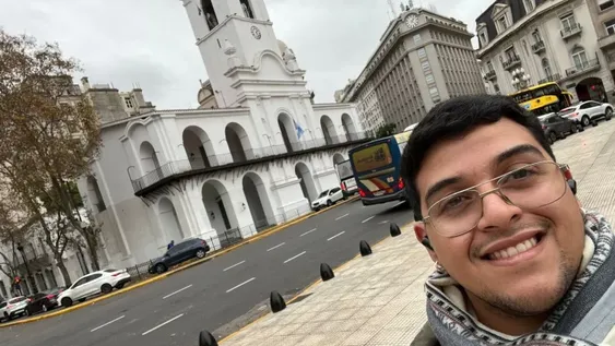 EN SUS RATOS LIBRES, que no son muchos, Walter aprovecha para tomar un descanso recorriendo la ciudad o yendo a leer a alguna plaza. 