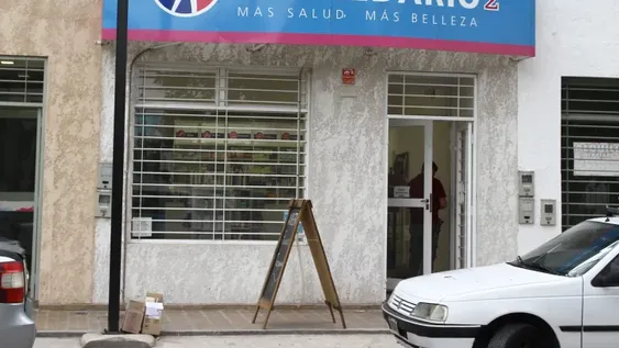 Armados, asaltan una farmacia en pleno día pero sólo consiguen $500 y un celular