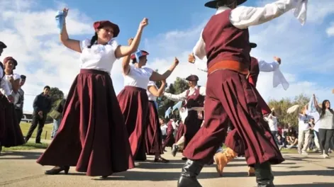 EL FOLCLORE no estudia solamente aquellos conocimientos surgidos de grupos sociales rurales o campesinos; ahora también se incluyen otros estratos sociales, como los grupos urbanos.