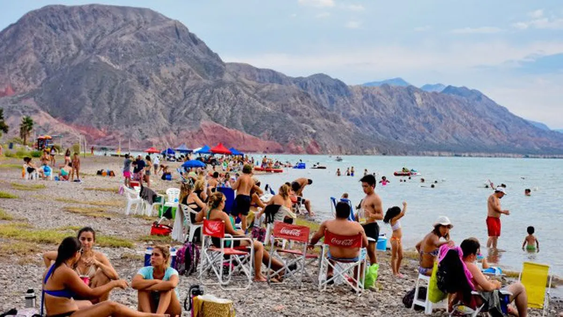 vuelven las playitas a san juan: ante la mayor presencia de agua, los clubes del dique de ullum se alistan con trabajos anticipados