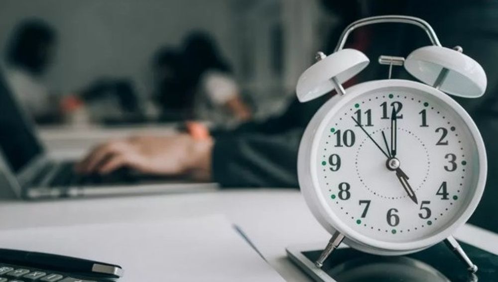 Cuántas horas hay que trabajar para comprar un celular, zapatillas o un café