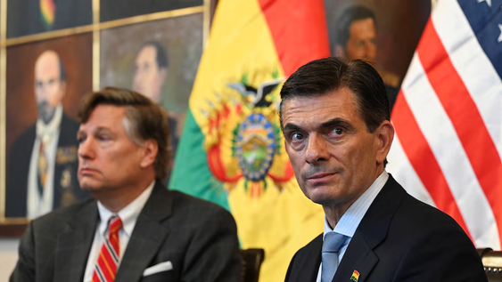El presidente de Bolivia, Rodrigo Paz, junto al vicesecretario de Estado de Estados Unidos, Christopher Landau, durante una conferencia de prensa en La Paz