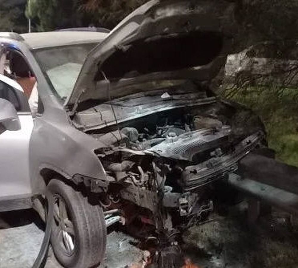 Se ensartó en un guardarrail, se salvó