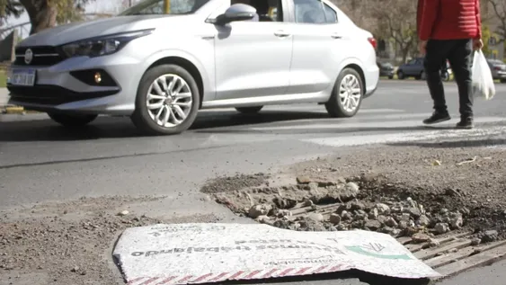 Quejas por un hueco en una esquina céntrica y con mucho peligro vial