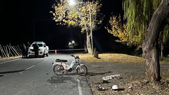 madrugada tragica en angaco: un joven de 27 anos murio al chocar su moto contra un arbol