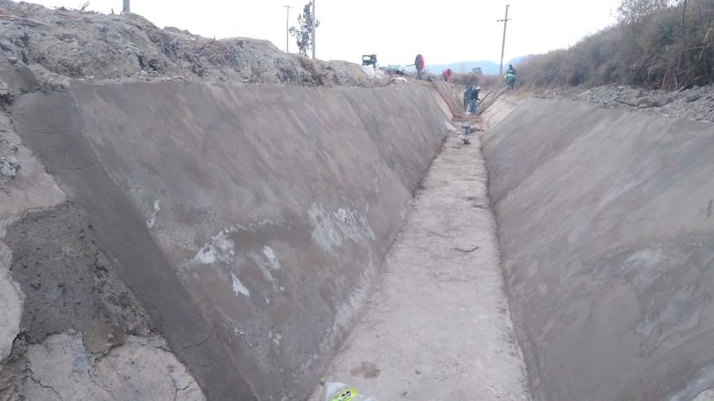 La Dirección de Hidráulica continua con los trabajos de reparación y mantenimiento de los canales impermeabilizados.