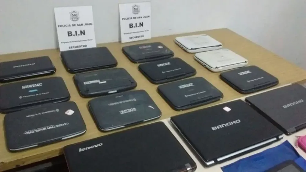 Secuestraron 15 computadoras y un revólver en supuesto taller de reparación