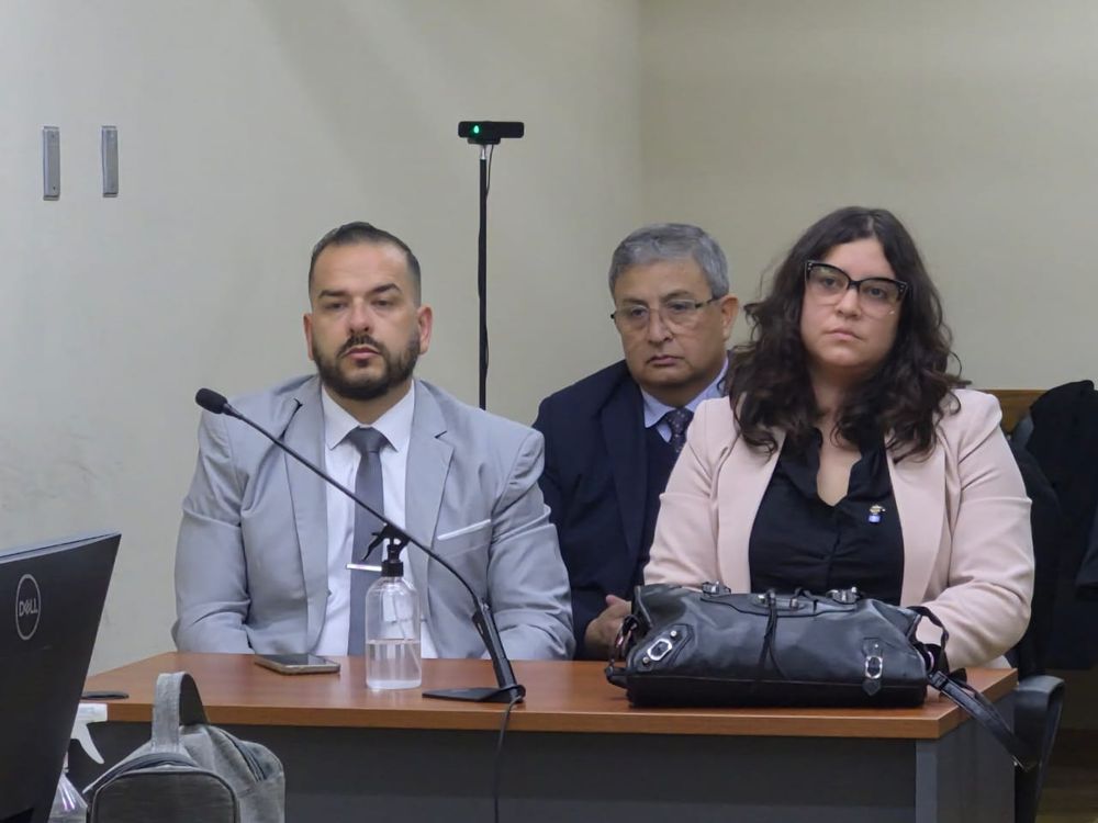 El ex jefe de la Policía de San Juan, Walter Martínez, junto con sus abogados Torcivia y Morales.&nbsp;