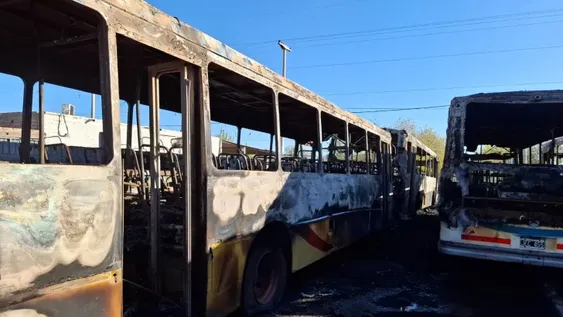 Los siete colectivos que había en el predio sufrieron pérdidas totales a causa de las llamas.