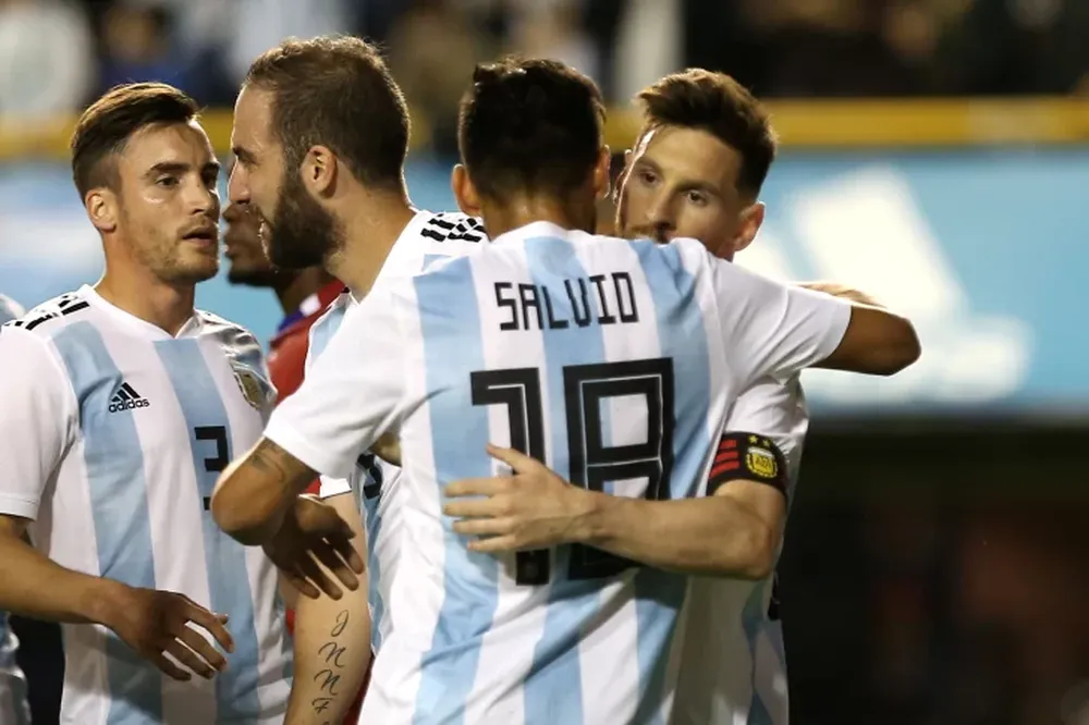Triplete de Messi y goleada argentina en una despedida multitudinaria en La Bombonera