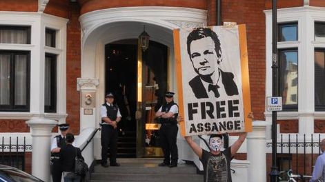 Escapar de la embajada, una misión imposible para Assange