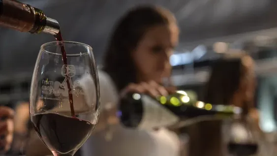 Con promesas de stand se hacen pasar por organizadores del Festival del Obrero Viñatero para estafar vinotecas de San Juan