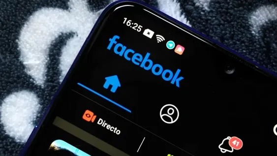 Facebook incorporó el modo oscuro en su versión para celulares