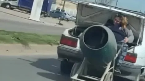 Viajaba en el baúl de un auto sujetando una mezcladora de cemento