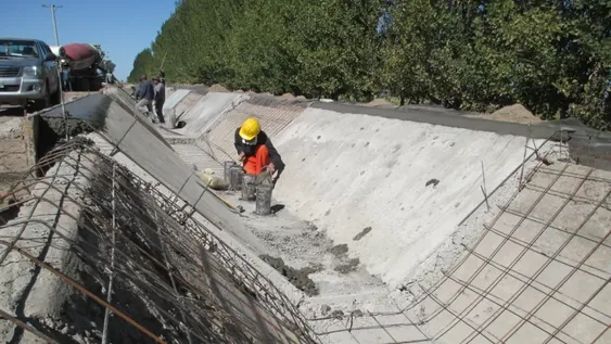 Avanzan las obras en el canal Benavídez para beneficiar a más de 1.000 productores