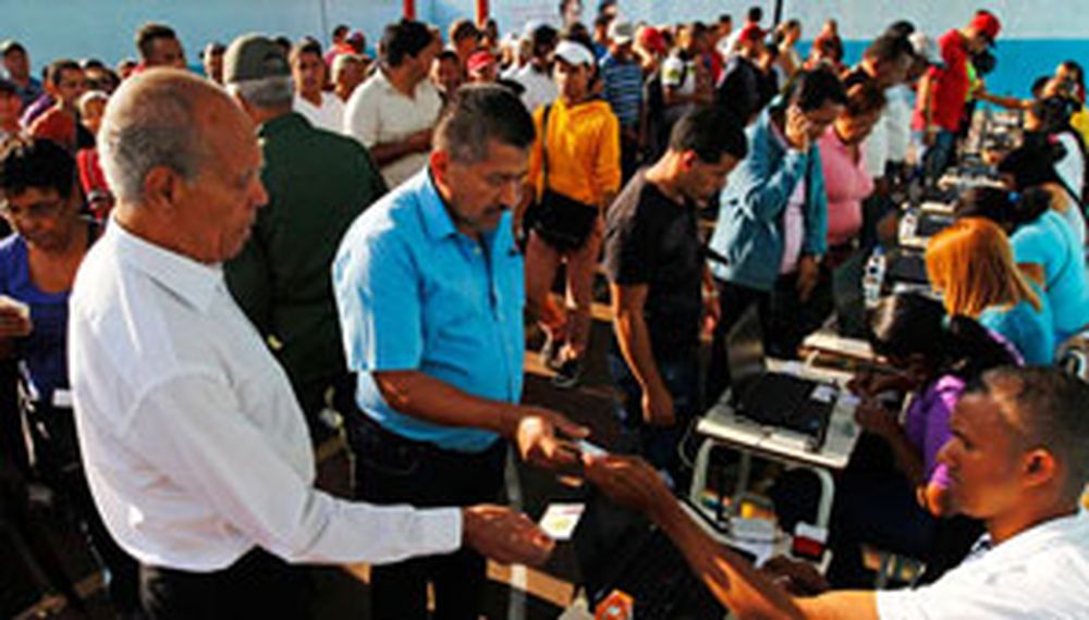 Comenzó el recuento de votos para elegir al sucesor de Chávez
