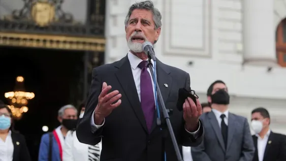 Un legislador centrista toma las riendas del convulsionado Perú