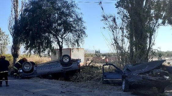 Un auto y una camioneta chocaron y cayeron a un canal: hay 5 personas heridas