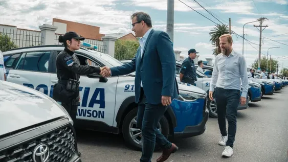 MUNISAGA saludó uno por uno a los trabajadores que estarán en las patrullas.