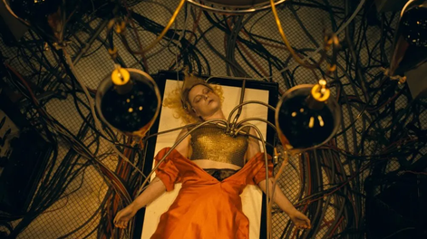 Precedida de polémica, la novia de Frankenstein se suma hoy a la cartelera local