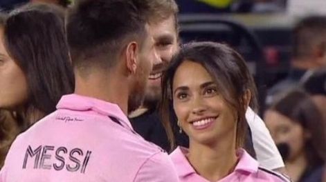 Antonela quiso felicitar a Messi, se confundió y casi besa a uno de sus compañeros