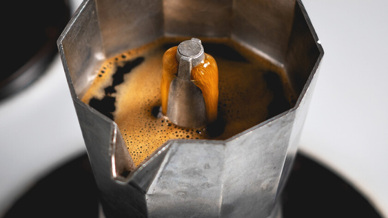 como limpiar la cafetera italiana y por que es importante