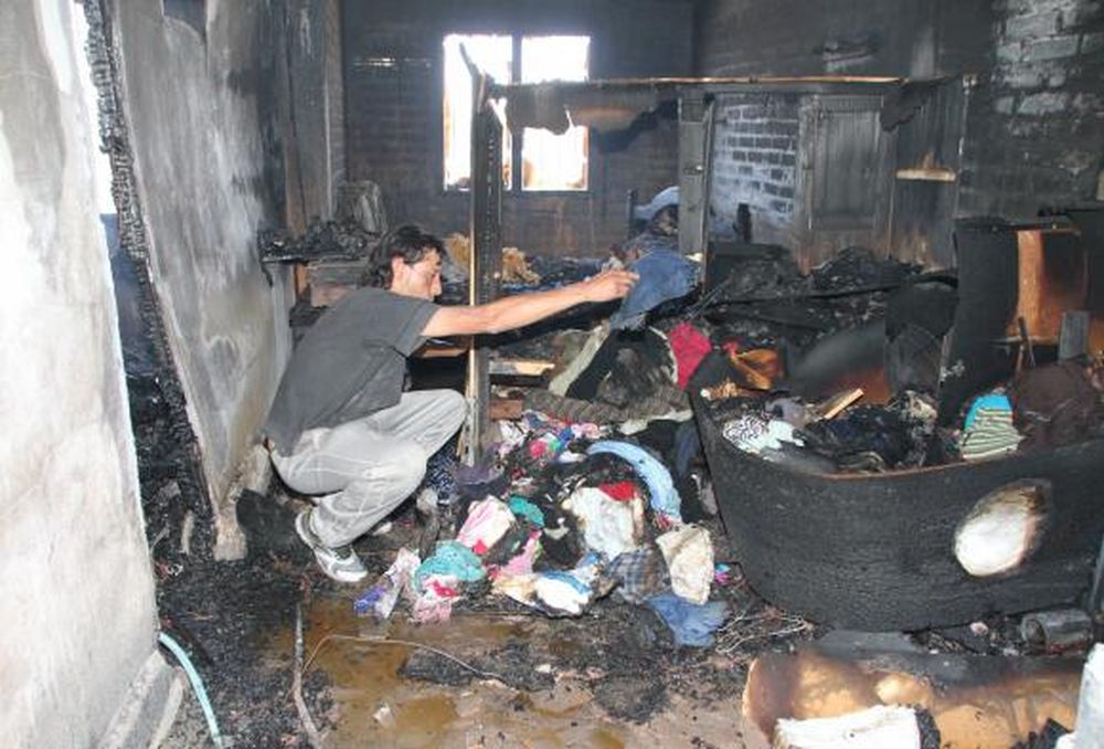 Por reparar el techo, quemó su vivienda y quedó sin nada