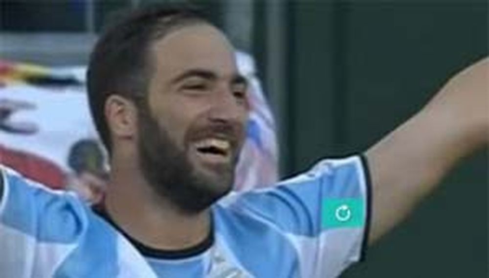 Un video parodia cómo debería haber definido Higuaín para convertir ante Chile