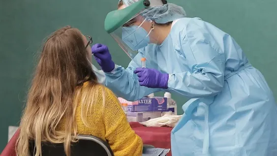 Estudio indica que los recuperados son inmunes por meses pero existe alto riesgo que contagien a otros