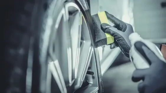 El truco casero para dejar las llantas del auto como nuevas, sin lavandina ni desengrasante