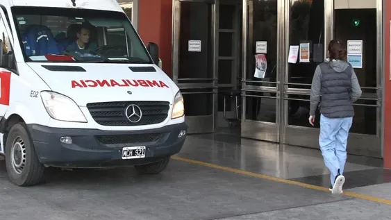 Un motociclista herido contó que chocó con un auto estacionado, cuyo conductor se fugó