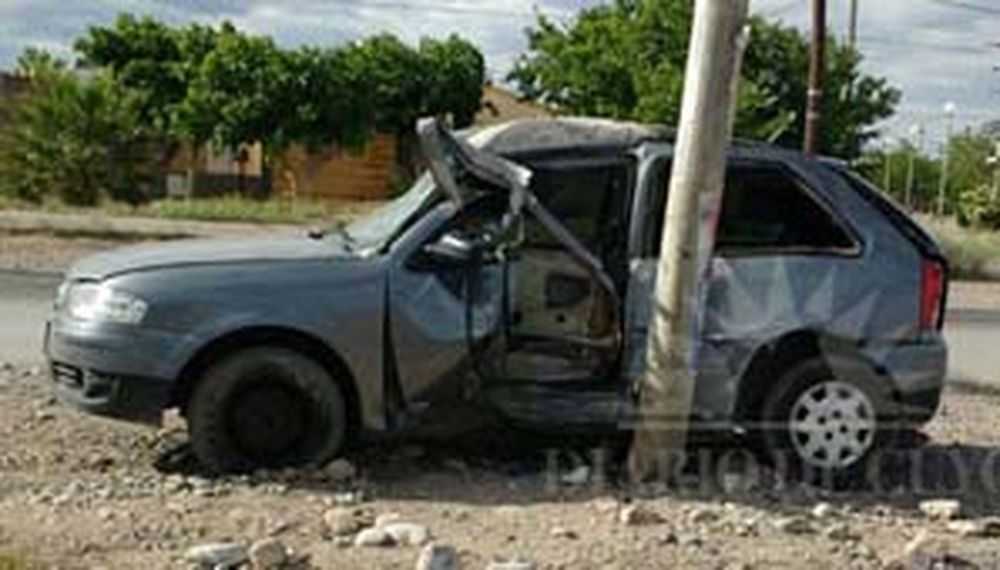 Perdió el control y quedó “abrazado” a un poste