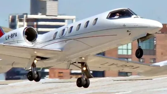 La historia del bebé que bajó del avión sanitario minutos antes del trágico accidente