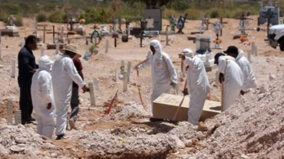 Encontraron tres tumbas con restos de 19 cuerpos en Jalisco