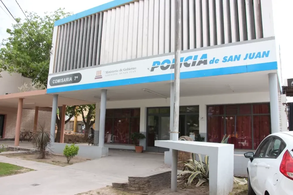 Robó en un local de ropa y fue aprehendido por un que pasaba por el lugar